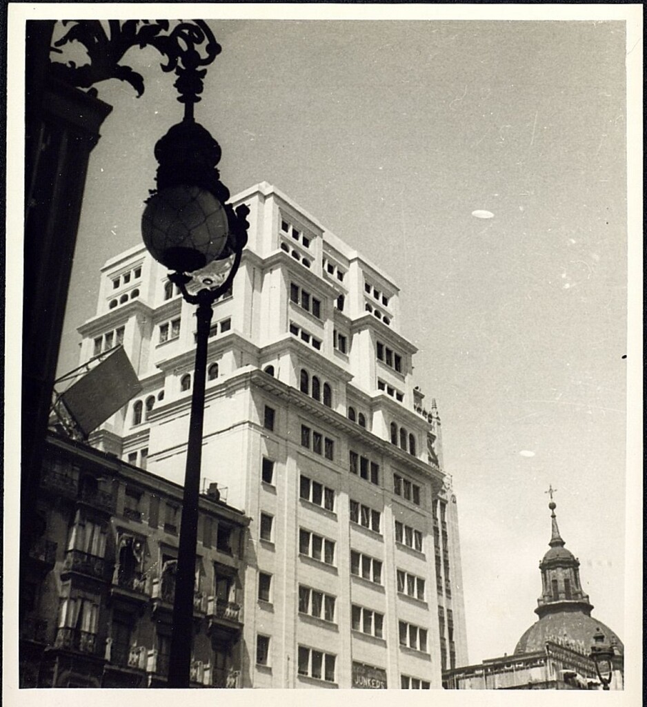 Miniatura de Edificio Vitalicio y cúpula de Las Calatravas, en la calle de Alcalá