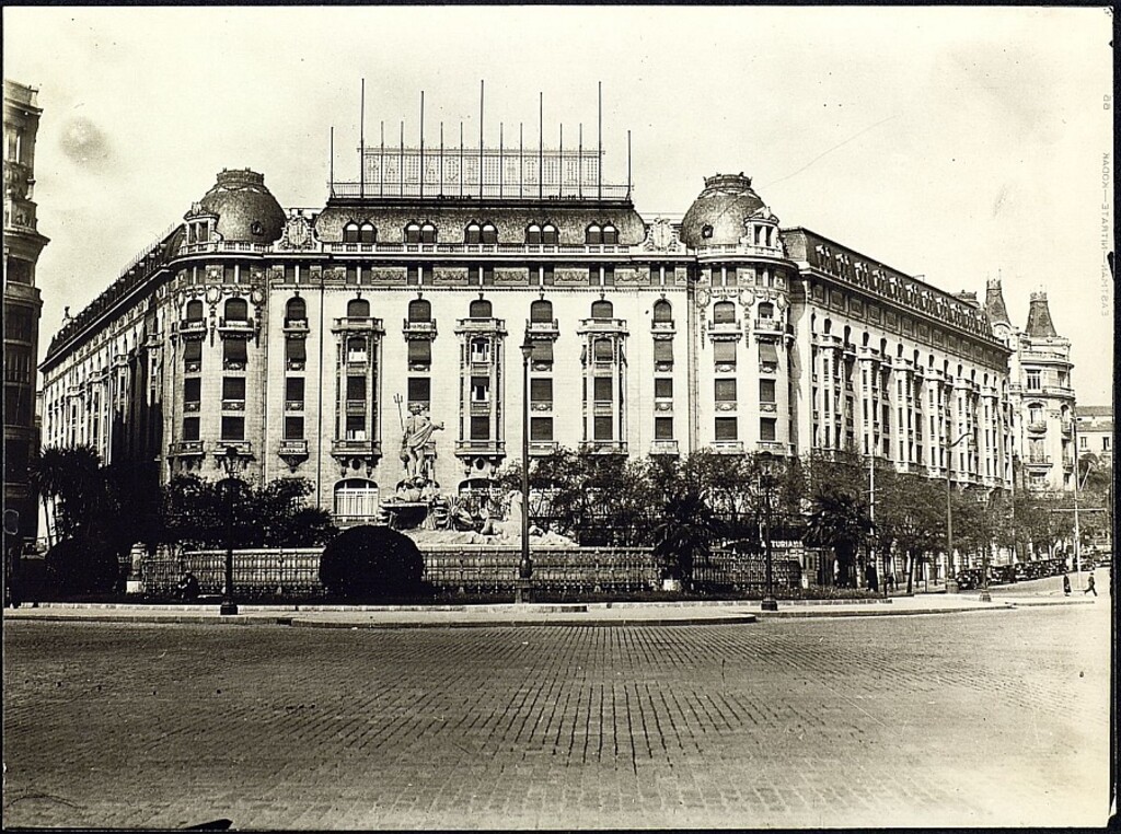 Miniatura de Fuente de Neptuno y Hotel Palace