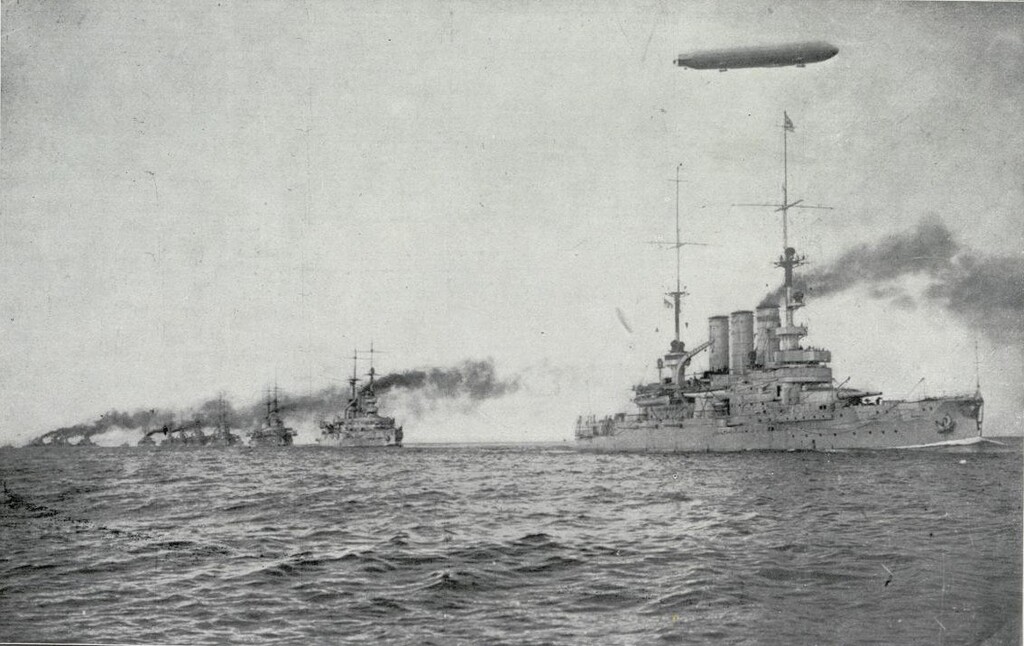 Miniatura de Escuadra alemana acompañada de un zeppelín en el Báltico