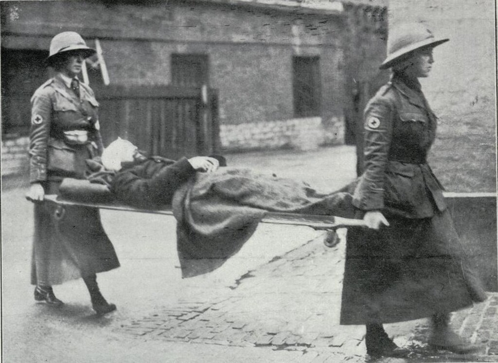 Miniatura de Mujeres agregadas al ejército inglés conduciendo a un herido belga al hospital