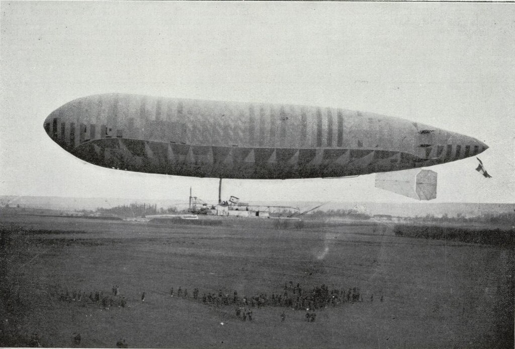 Miniatura de El dirigible francés Adjudant Vincenot saliendo de su hangar para bombardear posiciones enemigas