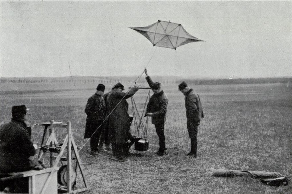 Miniatura de Cometas a los que el ejército francés sujeta máquinas fotográficas para fotografiar las trincheras enemigas