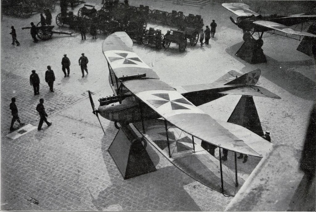 Miniatura de Biplanos "Aviatik" derribados por Roland Garros expuestos en el patio de Los Inválidos de París
