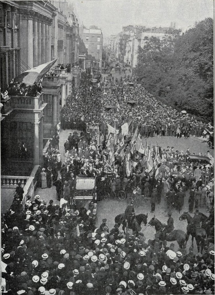 Miniatura de Manifestación de entusiasmo de la colonia italiana por la declaración de guerra ante su embajada en Londres