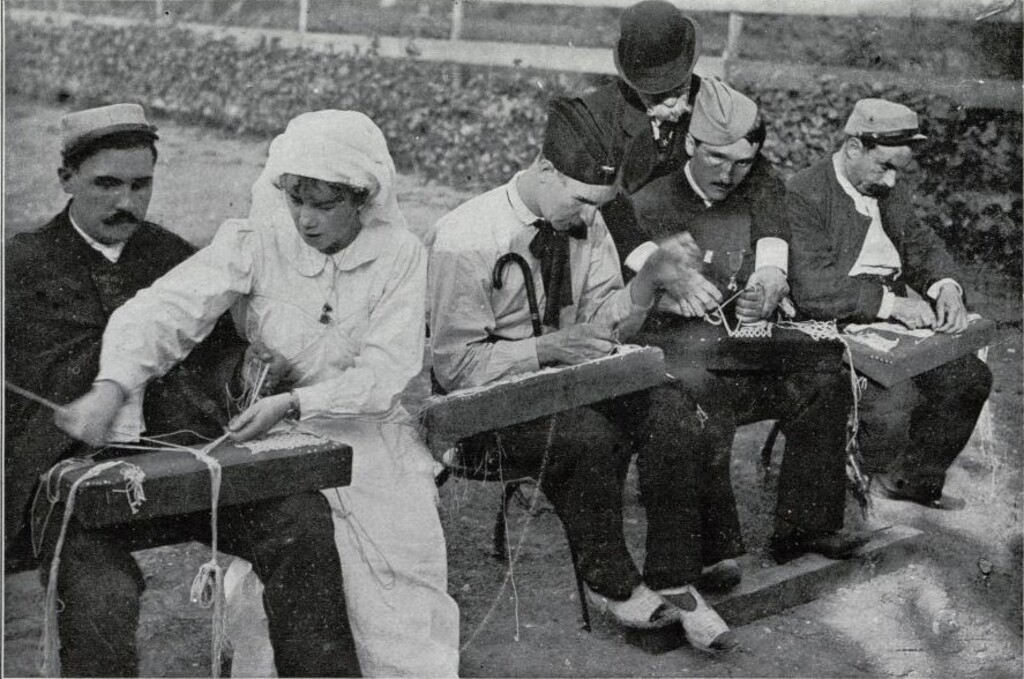 Miniatura de Soldados ciegos aprendiendo a restaurar encajes en un asilo nacional