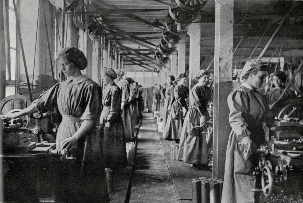 Miniatura de Interior de un taller en Escocia, atendido por mujeres, para la fabricación de munición