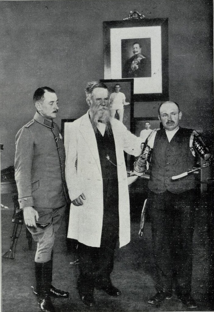 Miniatura de El doctor Hoeftman, director del Instituto benéfico"Hindemburg", colocando dos brazos artificiales a un inválido de guerra