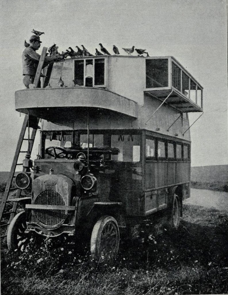 Miniatura de Omnibus provisto de un palomar de mensajeras al servicio del ejército francés