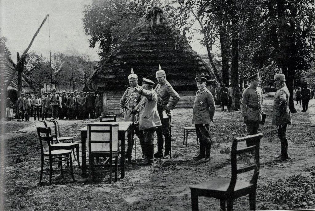 Miniatura de El Kaiser Guillermo II visitando al general Von Emmich en su campamento en uno de los frentes rusos