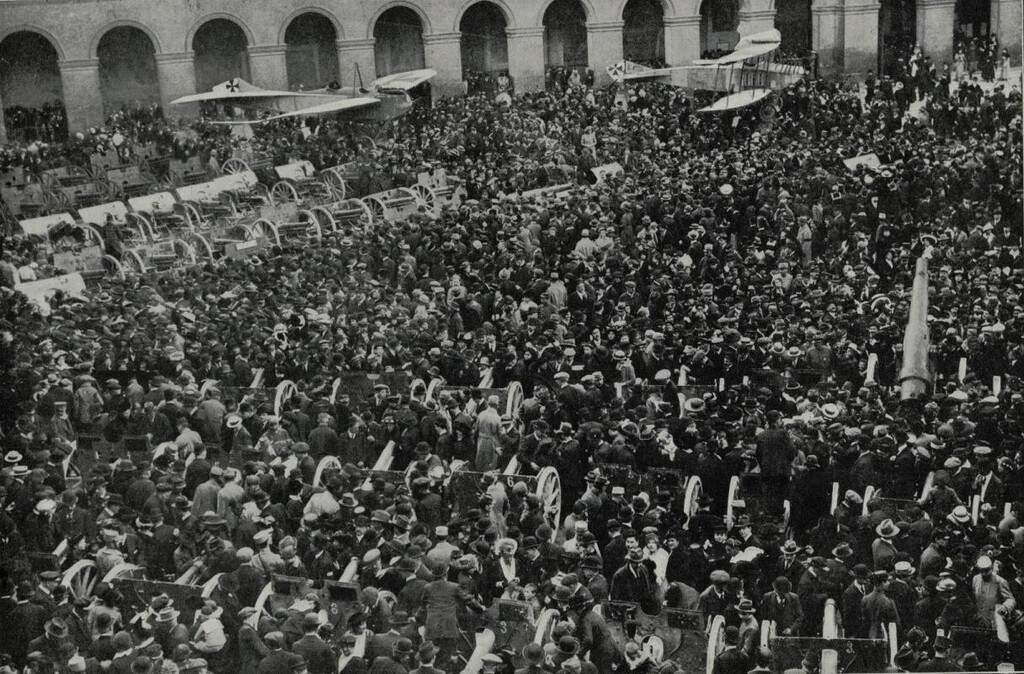 Miniatura de Parisinos en el patio de los Invalidos para contemplar los trofeos de guerra cogidos a los alemanes en la batalla de Champagne