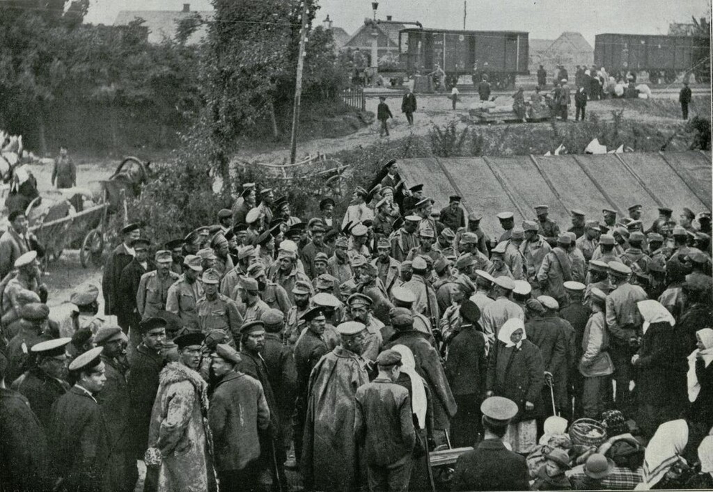 Miniatura de Prisioneros austriacos rodeados de soldados y paisanos rusos en una estación de ferrocarril en Volinia