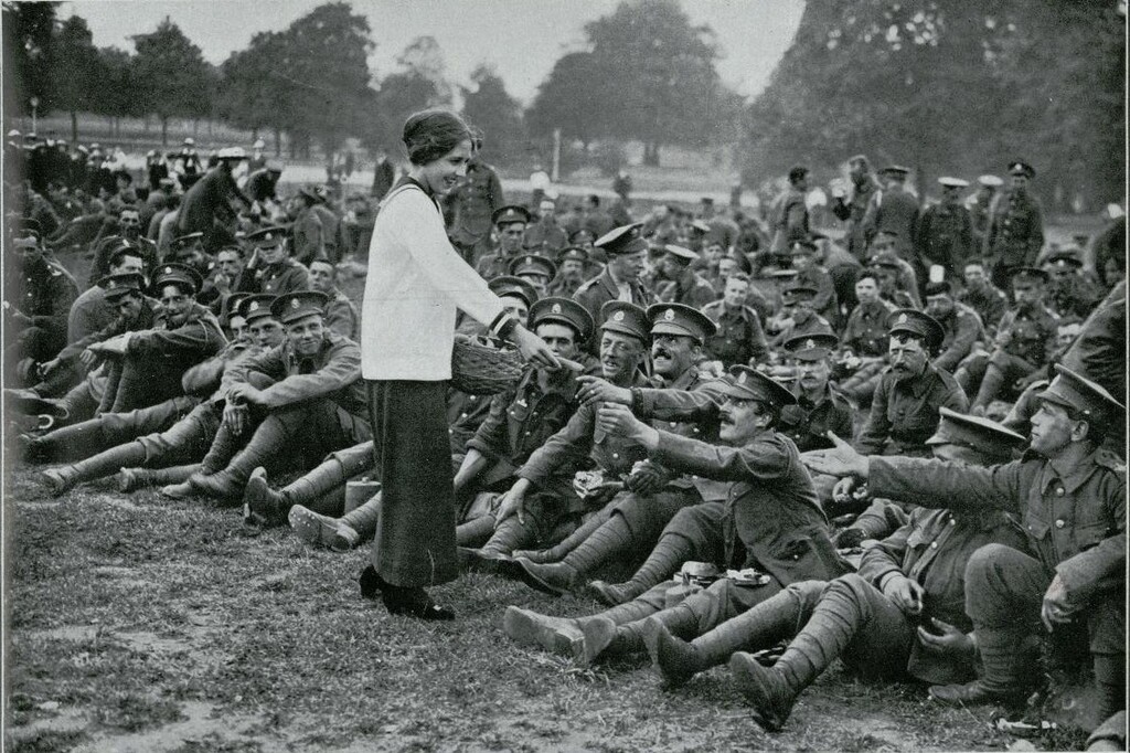 Miniatura de Mujeres inglesas repartiendo fruta en un descanso durante la marcha de entrenamiento de Fadworth a Hackney