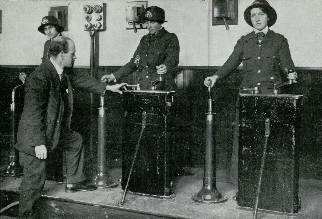 Miniatura de Mujeres instruyéndose en el manejo del volante para guiar los coches tranvías de Glasgow