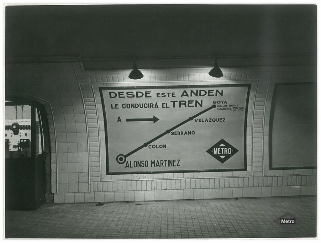 Miniatura de Cartel indicador de estaciones de la red de metro