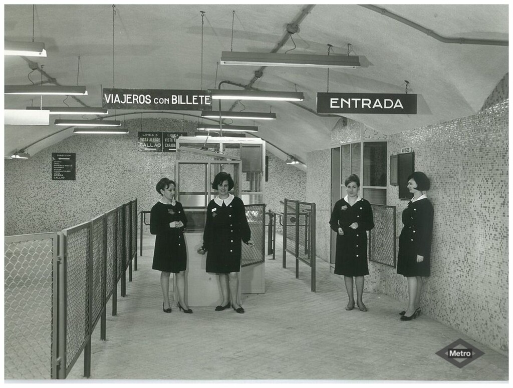 Miniatura de Personal de taquilla de Metro en la estación de Vista Alegre