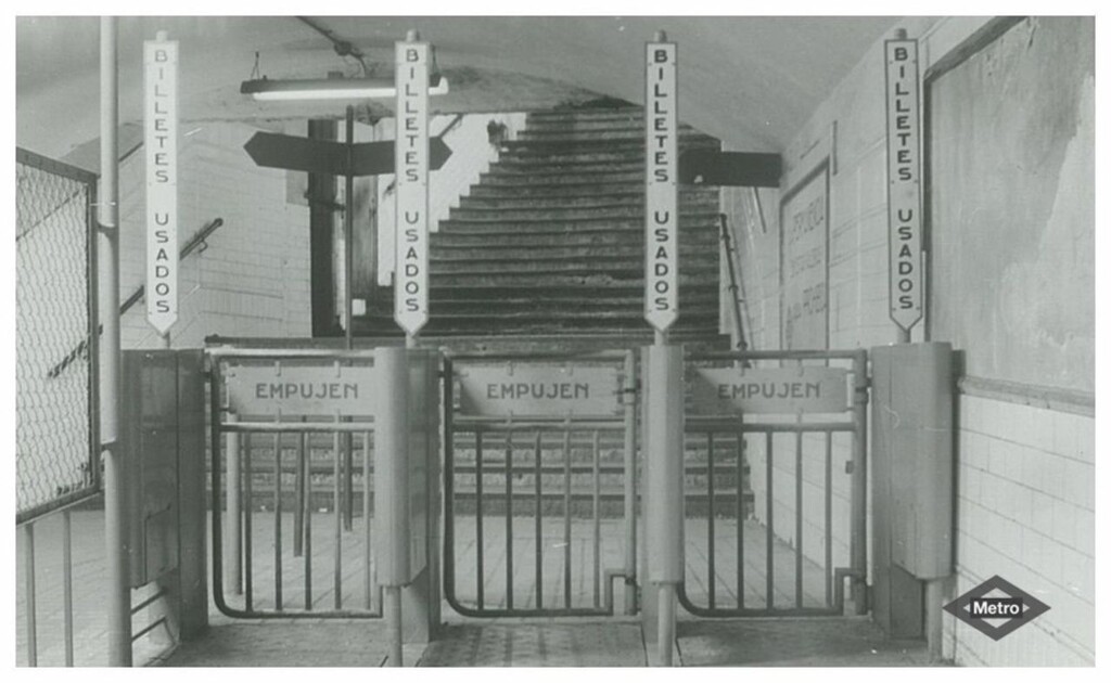 Miniatura de Puertas enclavadas en una estación de Metro