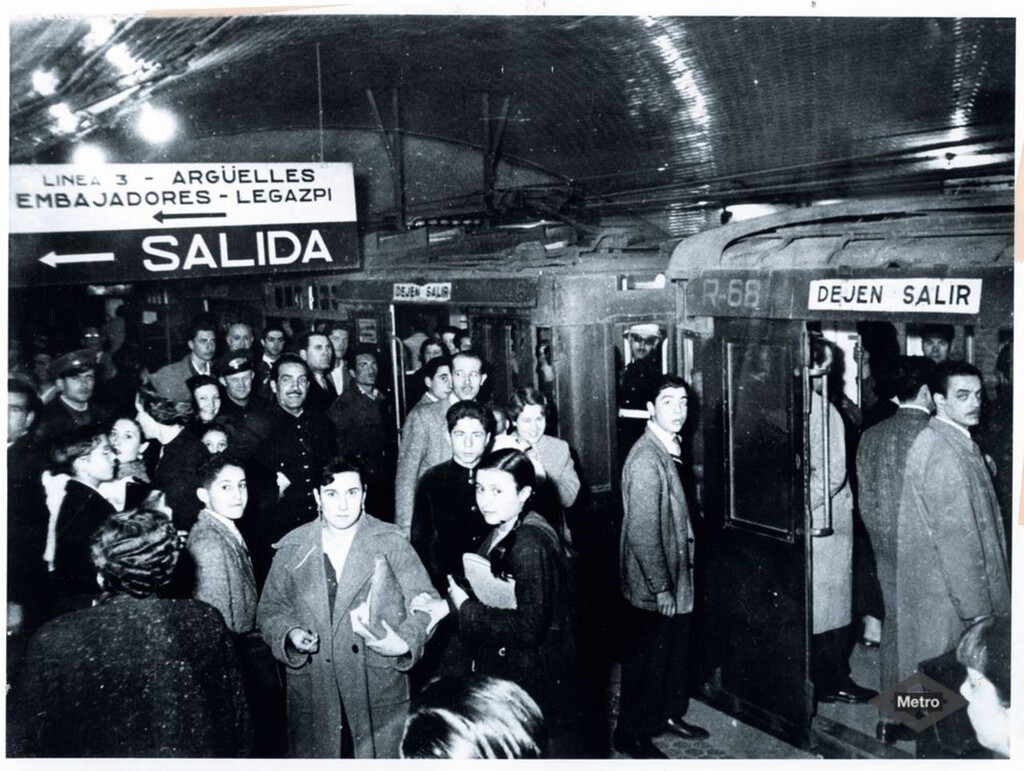 Miniatura de Viajeros de Metro tomando el tren