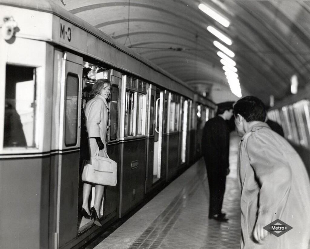 Miniatura de Viajeros de Metro tomando un tren