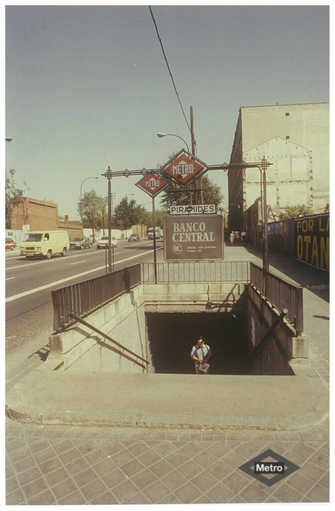 Miniatura de Acceso a la estación de Metro de Pirámides