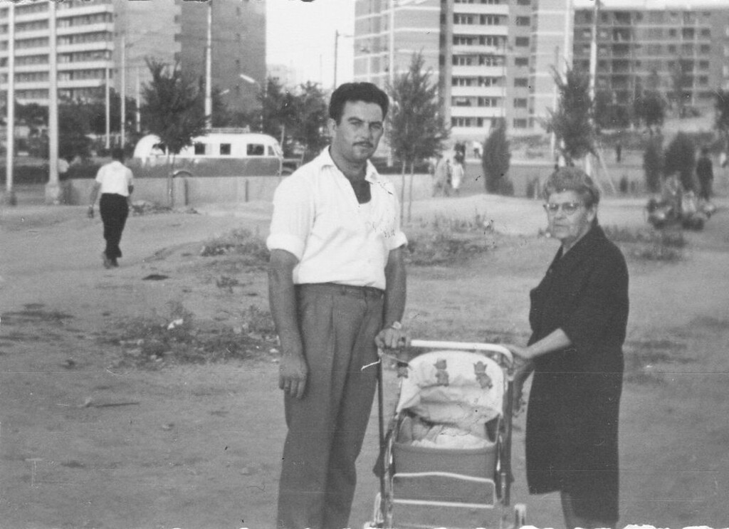 Miniatura de La familia Arroyo en la Plaza Elíptica