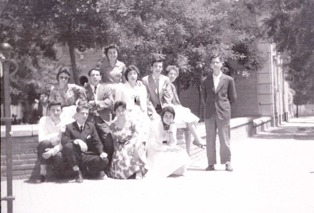 Miniatura de Grupo de jóvenes en la plaza del Ayuntamiento de Carabanchel Bajo