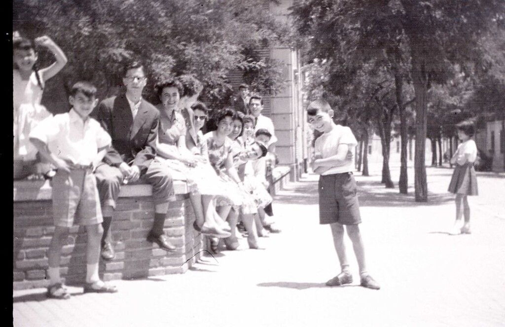 Miniatura de Grupo de niños en la plaza de Carabanchel