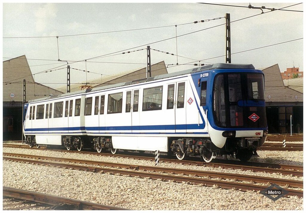Miniatura de Tren 2700 en superficie