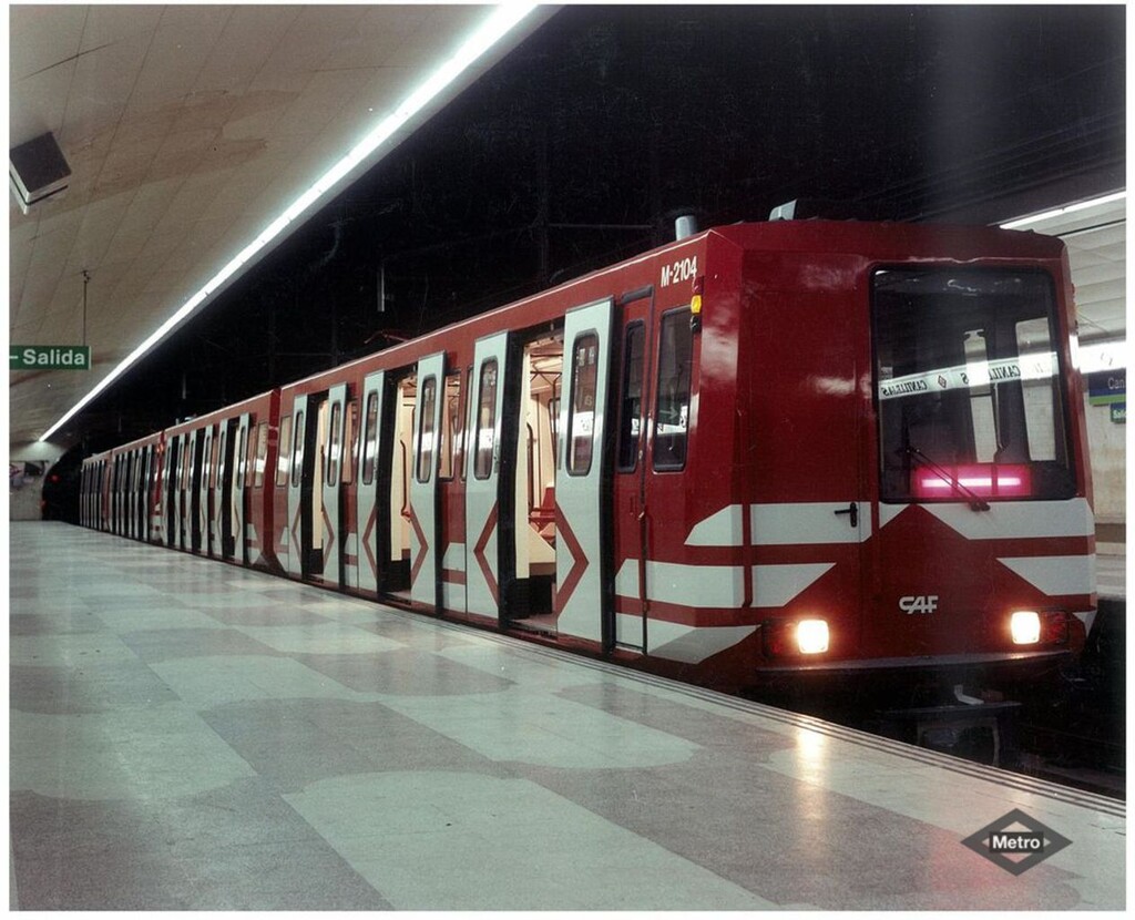 Miniatura de Tren 2000 en andén de la estación de Canillejas