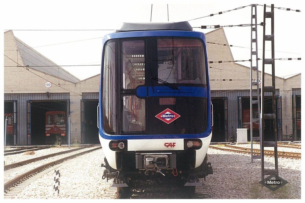 Miniatura de Tren 2700 en superficie