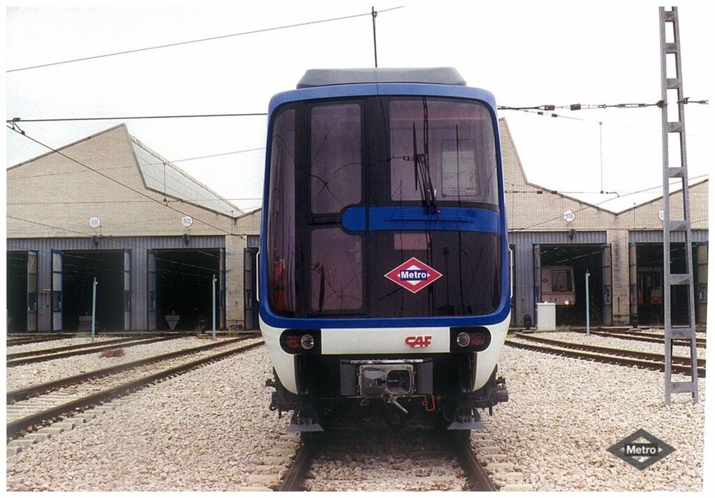 Miniatura de Tren 2700 en superficie