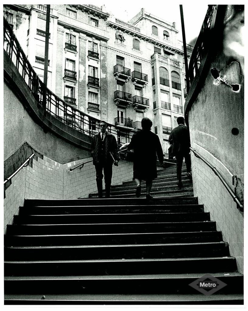 Miniatura de Escaleras acceso a la estación de Chamberí años 60
