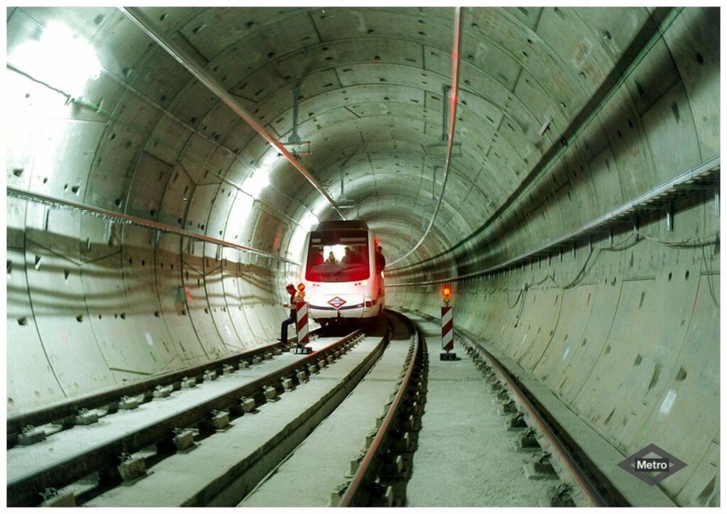 Miniatura de Tren 8000 pisando vía en línea 8