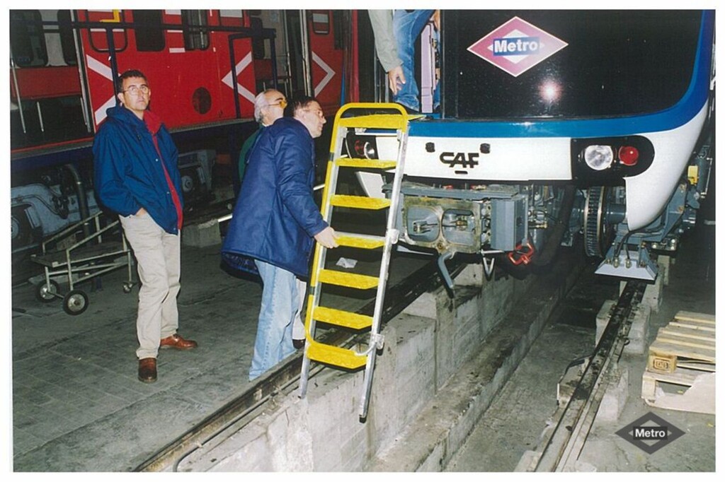 Miniatura de Escalera de desalojo de un tren tipo 2000