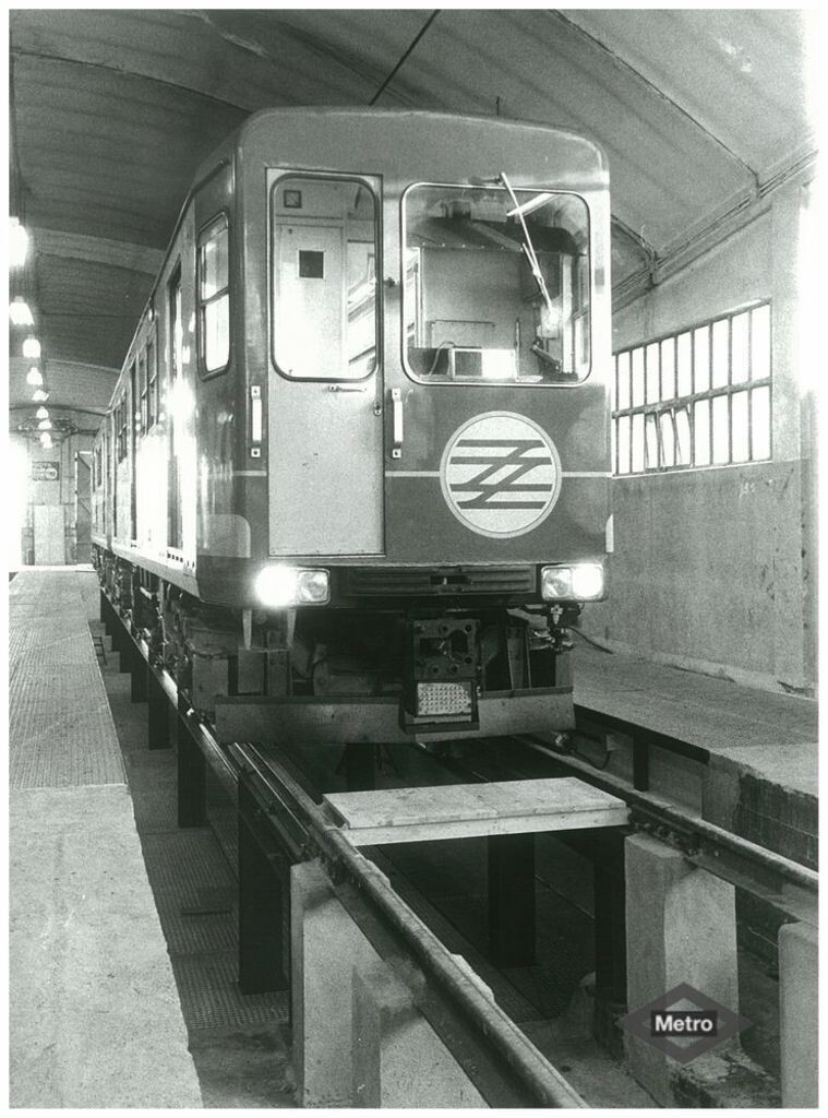 Miniatura de Tren 300 en foso de trabajo de las cocheras de Aluche