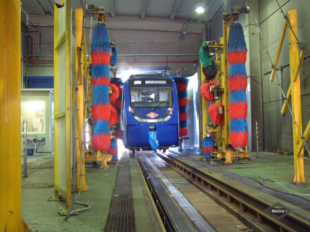 Miniatura de Tren 7000 en vía de lavado