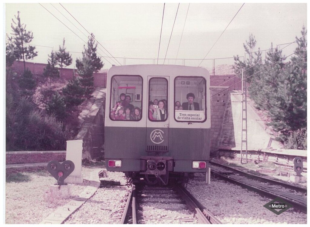Miniatura de Visita escolar año 1982 a la Cocheras de Canillejas