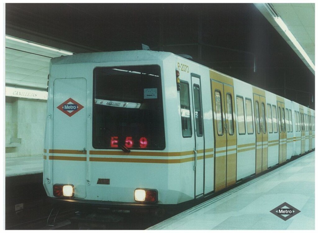 Miniatura de Tren 2000 en andén