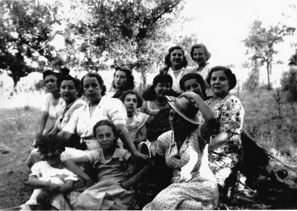 Miniatura de Mujeres en la romería del 18 de julio