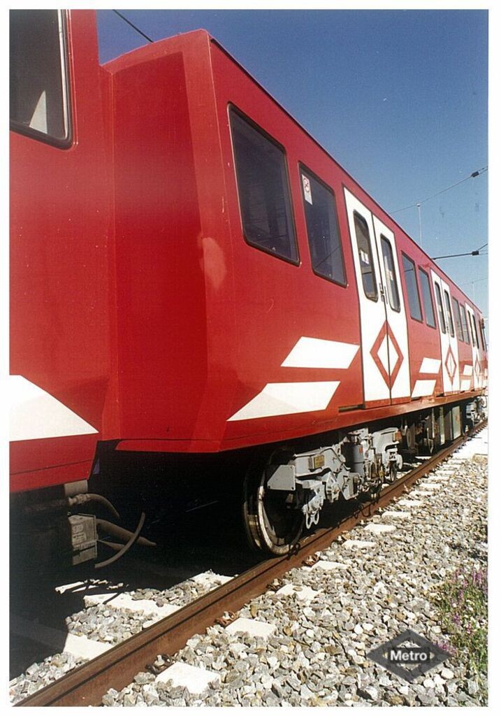 Miniatura de Tren 2000 en depósito