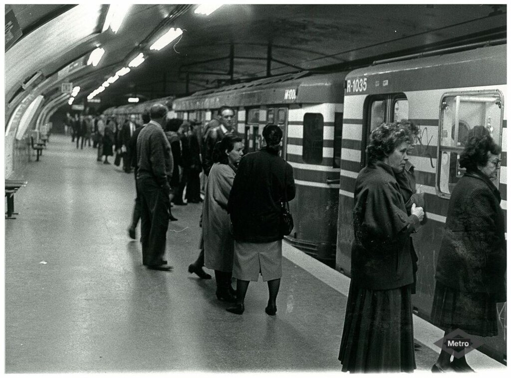 Miniatura de Tren serie 1000 en estación.
