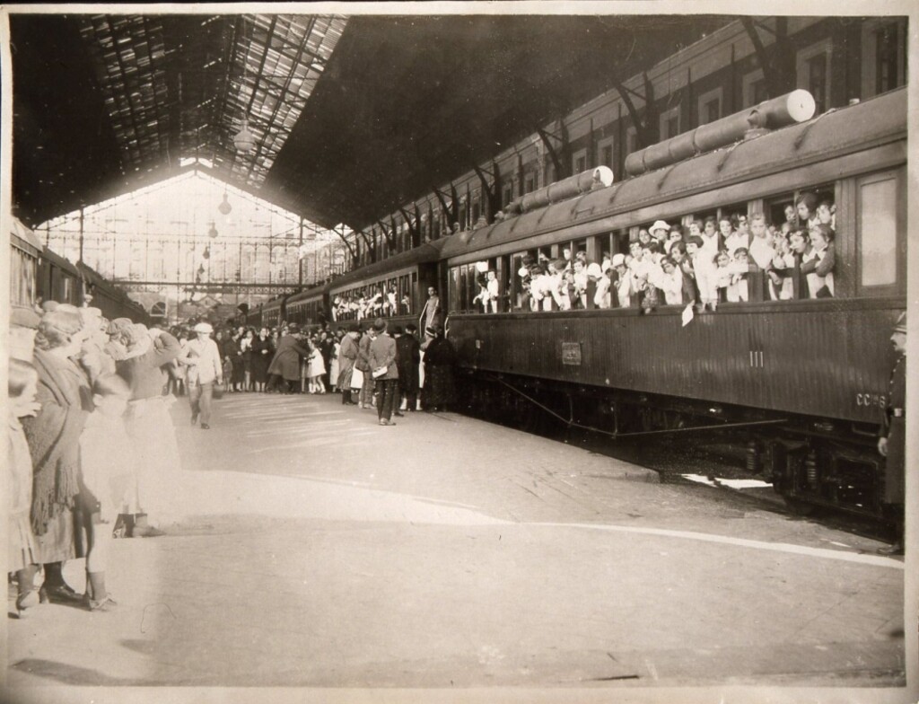 Miniatura de Salida de colonias escolares en la estación del Norte