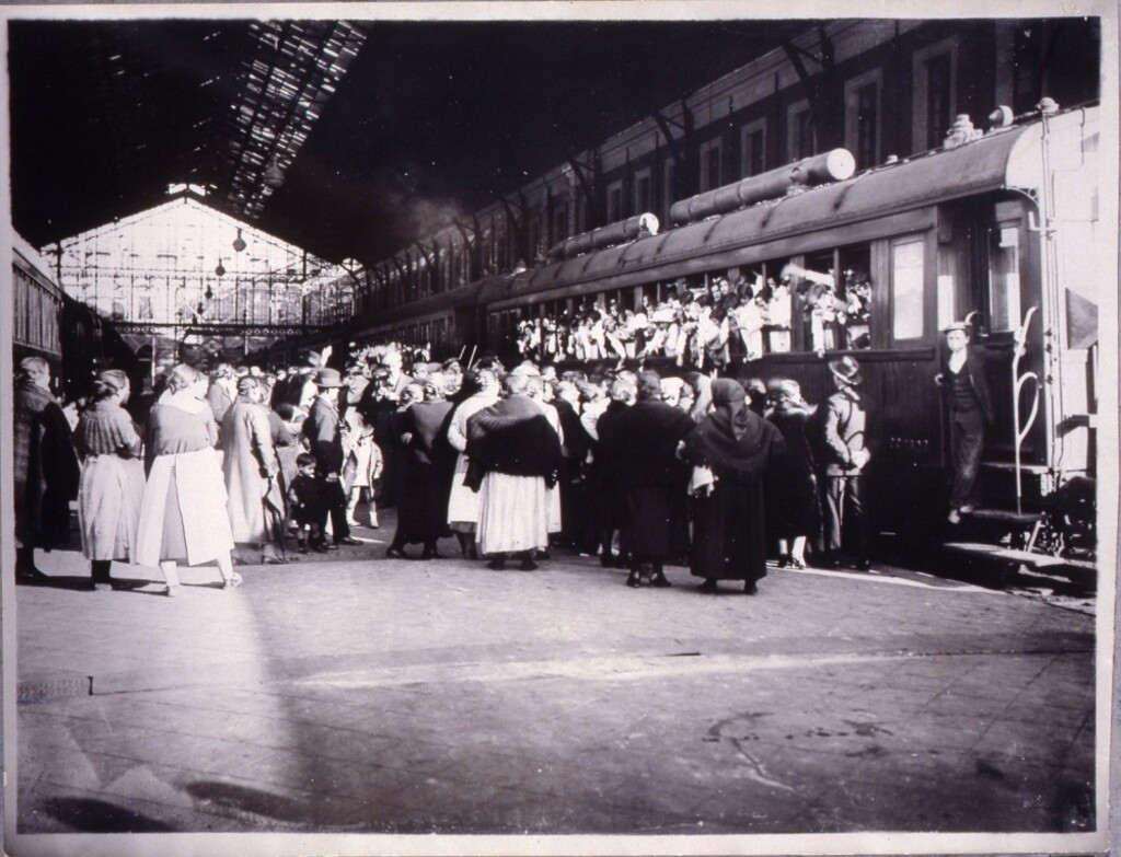 Miniatura de Salida de colonias escolares en la estación del Norte