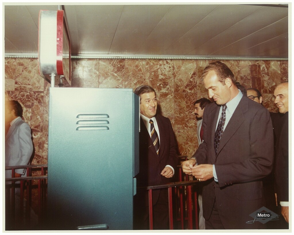 Miniatura de El Príncipe de Asturias comprando un billete