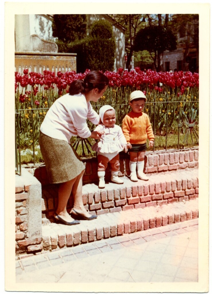 Miniatura de Posando ante el desaparecido Monumento a los Caídos