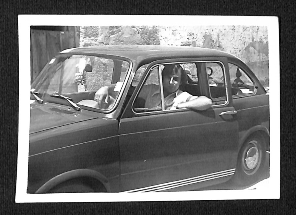 Miniatura de Justo Vaquero en su SEAT 850