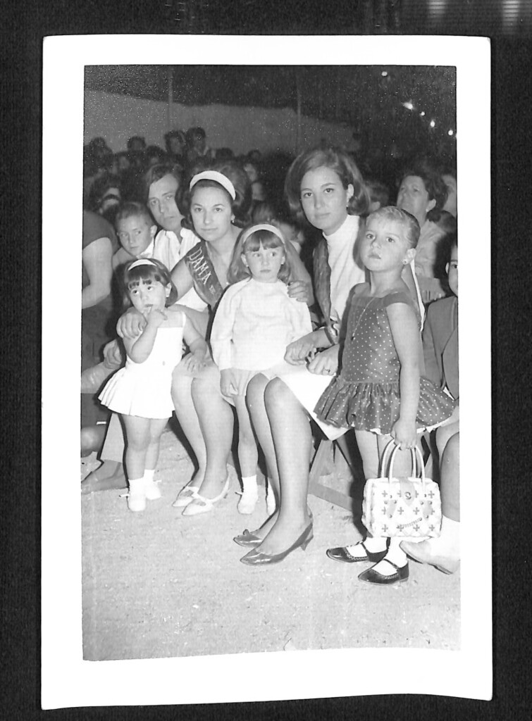 Miniatura de Damas de honor en el Baile Kermes en Vallecas Villa