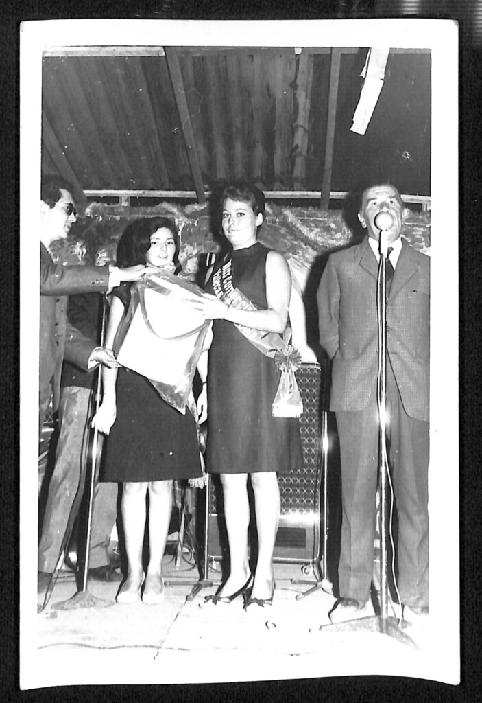 Miniatura de Imposición de bandas a las misses en las fiestas de 1966