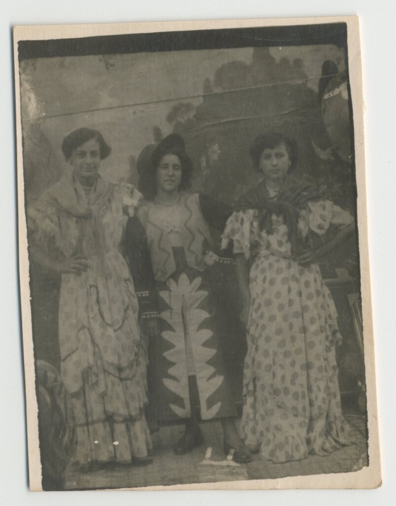 Miniatura de Margarita Villanueva y dos amigas durante las fiestas de Vallecas Villa