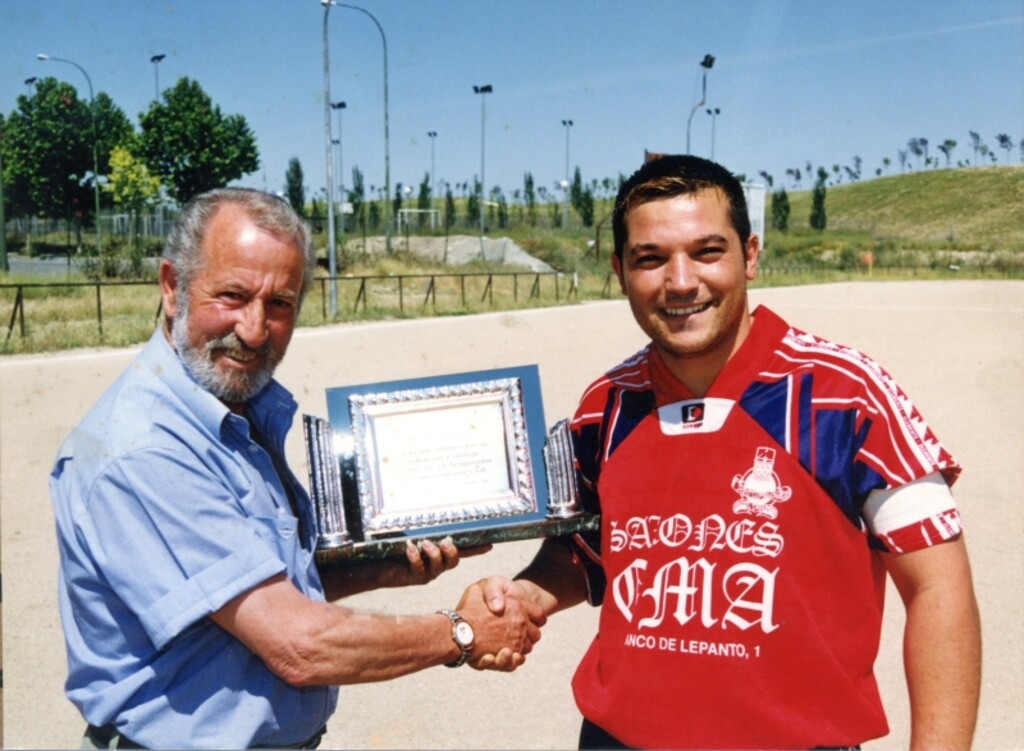 Miniatura de El futbolista Julio recibiendo una placa de homenaje