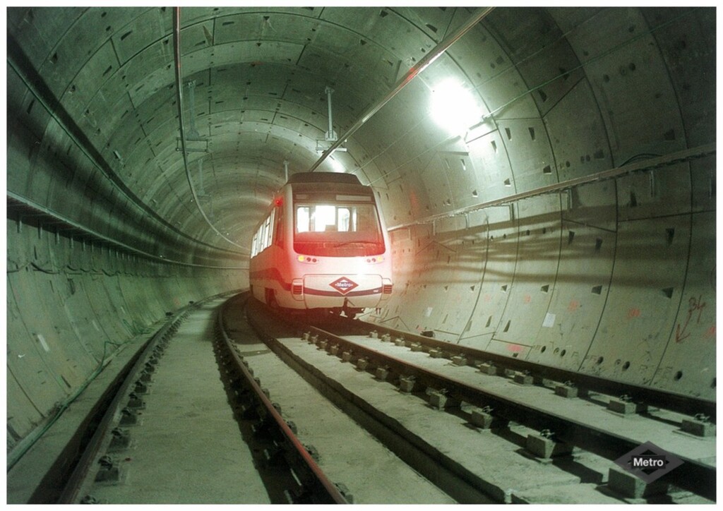 Miniatura de Tren 8000 pisando vía en línea 8